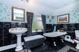 Clements Farm House - Bathroom - click for photo gallery